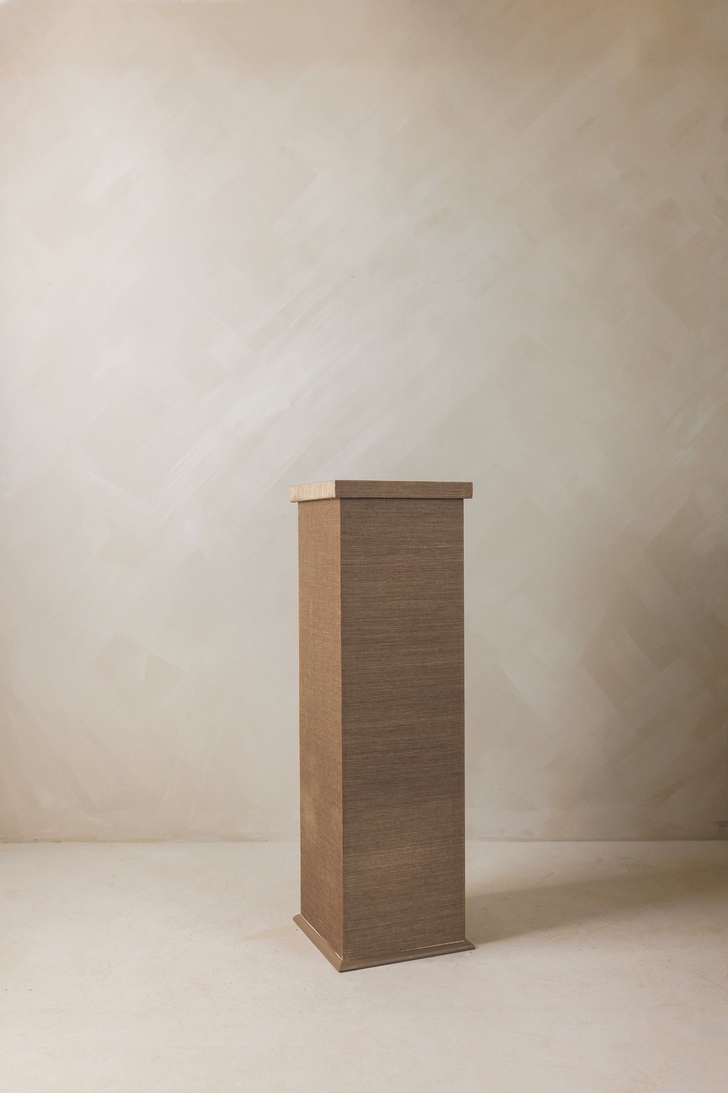 Bessette Pedestal, Saddle