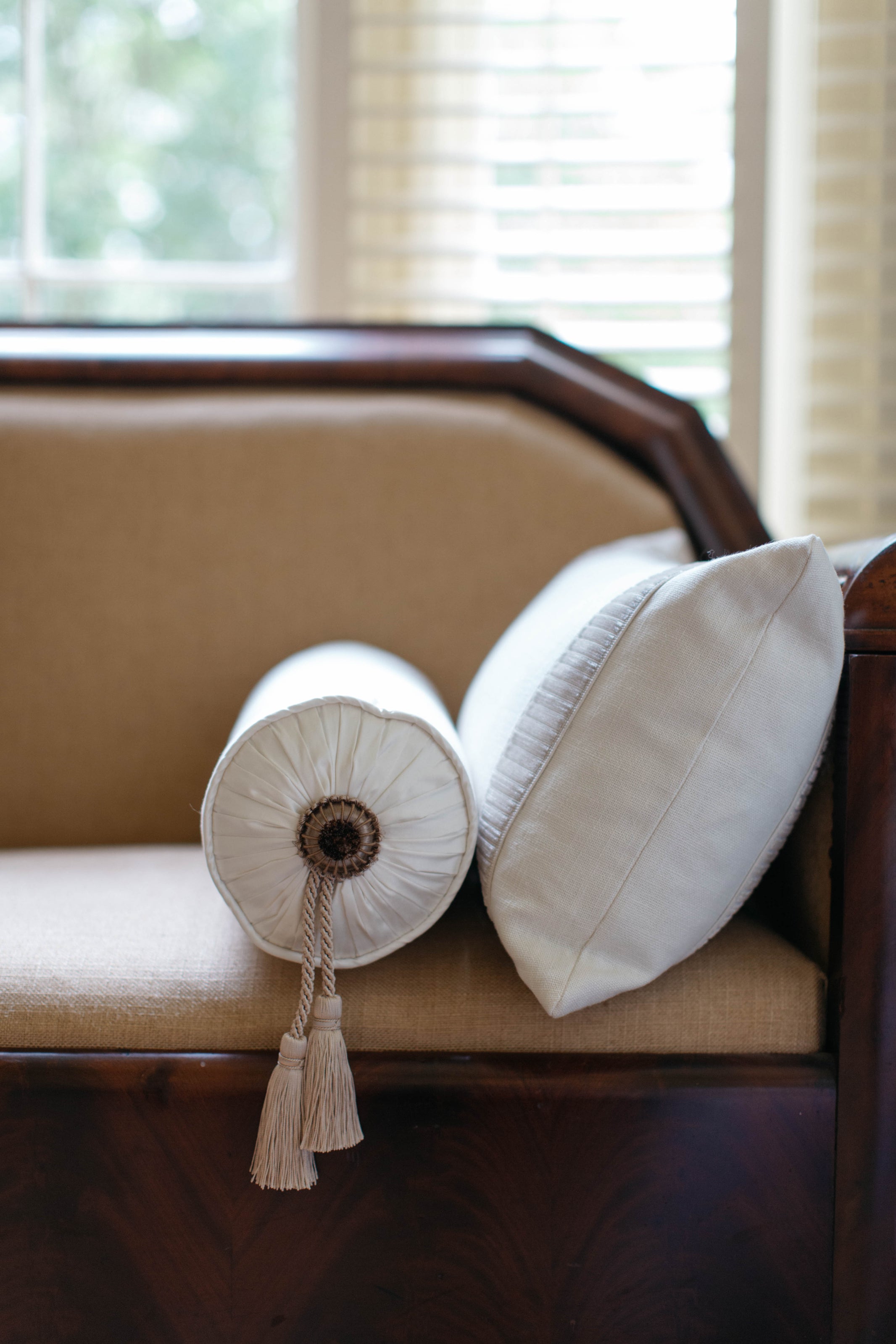Coco Como Pillow: Ivory